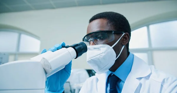 Nahaufnahme Eines Jungen Afroamerikanischen Wissenschaftlers Der Laboren Einem Heilmittel Gegen — Stockfoto