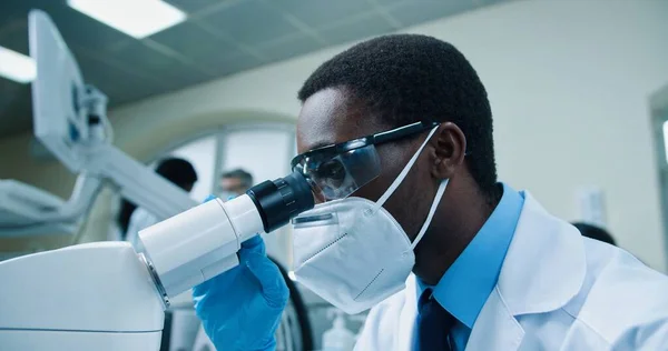 Nahaufnahme Eines Jungen Afroamerikanischen Mediziners Der Labor Der Heilung Von — Stockfoto