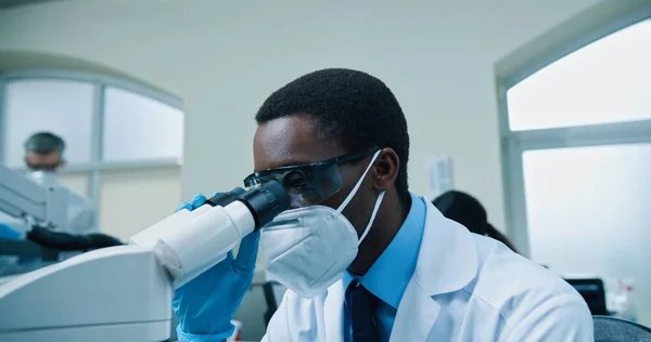 바이러스 치료를 실험실에서 일하고 아프리카 미국인 학자를 가까이 것이다 마스크와 — 스톡 사진