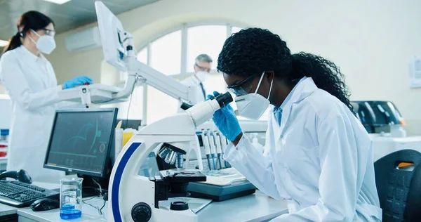 Молода Афроамериканська Жінка Медик Масці Біла Шерсть Сидять Клінічній Лабораторії — стокове фото