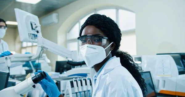 African American Young Female Medical Scientist Work Labs Virus Cure — Fotografia de Stock