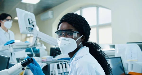 Close African American Young Female Medical Researcher Work Lab Virus — Fotografia de Stock