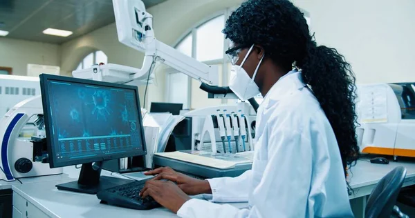 Side View Busy African American Young Female Medical Researcher Sitting — Zdjęcie stockowe