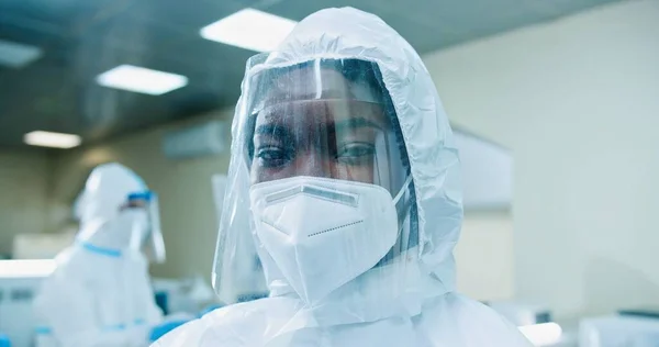 Nahaufnahme Einer Jungen Afroamerikanischen Ärztin Schutzanzug Maske Und Gesichtsschutz Die — Stockfoto