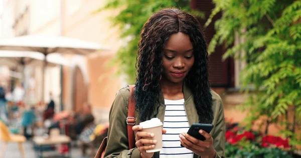 Portrét Atraktivní Mladé Afroameričanky Mluvící Smartphonem Popíjející Kávu Venku Krásná — Stock fotografie