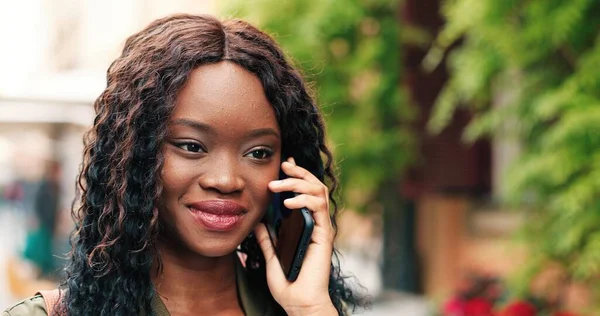 Belle Fille Afro Américaine Utilisant Téléphone Mobile Tout Faisant Appel — Photo