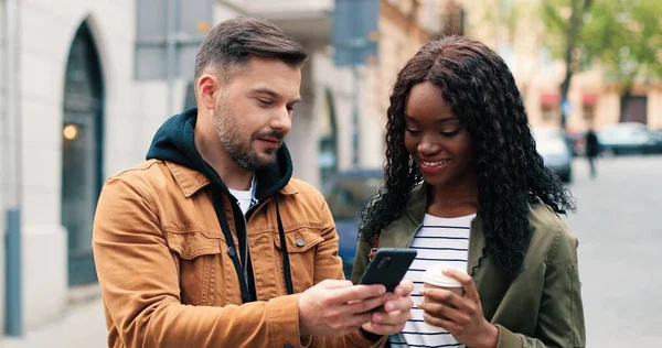 Yakışıklı Sakallı Adamın Portresi Akıllı Telefona Bakarken Çok Irklı Bayan — Stok fotoğraf