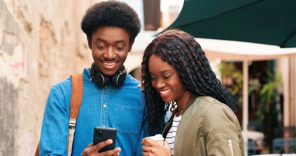 Portrét Pohled Kudrnaté Multiraciální Žena Pití Kávy Diskutovat Něco Smartphone — Stock fotografie