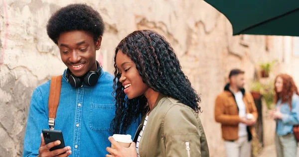 Retrato Mujer Rizada Multirracial Tomando Café Discutiendo Algo Teléfono Inteligente — Foto de Stock