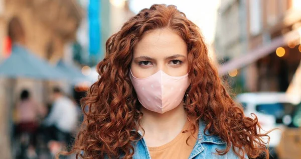 Quarentena Retrato Senhora Gengibre Usando Máscara Protetora Rosto Prevenção Infecção — Fotografia de Stock