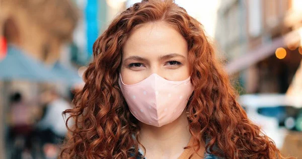 Retrato Una Joven Caucásica Con Máscara Médica Protectora Cara Mirando —  Fotos de Stock