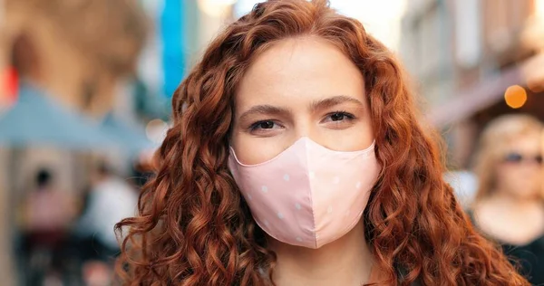 Retrato Una Joven Caucásica Con Máscara Médica Protectora Cara Mirando —  Fotos de Stock