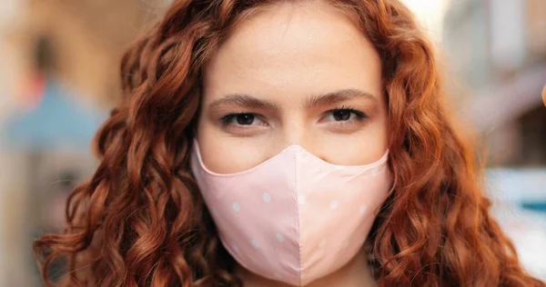 Retrato Una Joven Caucásica Con Máscara Médica Protectora Cara Mirando —  Fotos de Stock