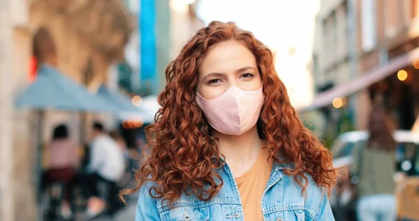 Retrato Jovem Caucasiana Vestindo Máscara Médica Protetora Seu Rosto Olhando — Fotografia de Stock