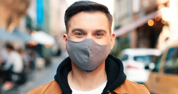 외부의 공간에서 바이러스 감염을 예방하기 얼굴에 보호용 마스크를 코카서스 남자의 — 스톡 사진