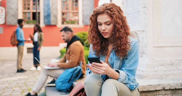 Ung Leende Ingefära Kvinna Bär Casual Kläder Med Smartphone Gadget — Stockfoto