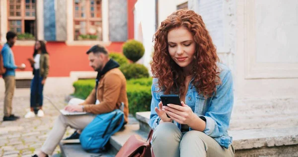 Ung Leende Ingefära Kvinna Bär Casual Kläder Med Smartphone Gadget — Stockfoto