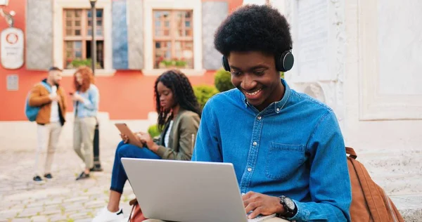 Snygg Multiracial Student Med Hjälp Sin Bärbara Dator Medan Njuter — Stockfoto