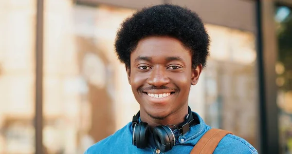 Porträt Eines Afrikanisch Amerikanischen Gutaussehenden Vielrassigen Der Charmantes Lächeln Und — Stockfoto