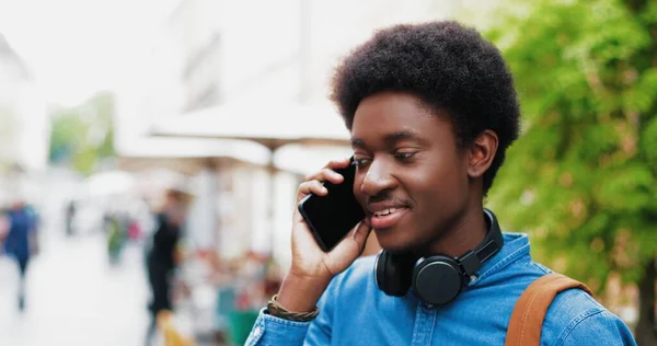 Portrét Mladého Afroameričana Jak Venku Mluví Smartphonu Přitom Používá Mobilní — Stock fotografie