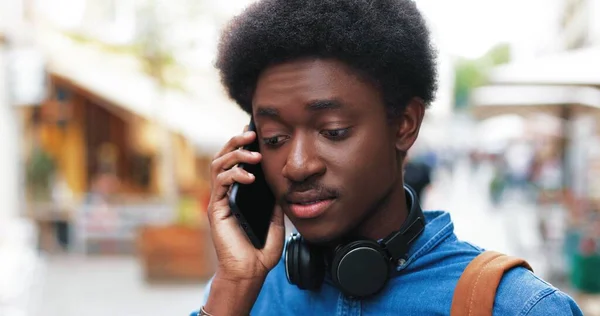 Retrato Del Joven Afroamericano Hablando Teléfono Inteligente Aire Libre Mientras — Foto de Stock