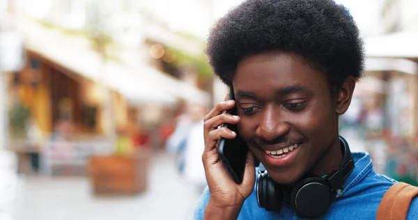 Portrét Mladého Afroameričana Jak Venku Mluví Smartphonu Přitom Používá Mobilní — Stock fotografie