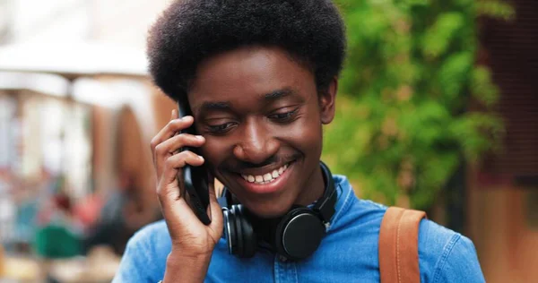 Portrét Atraktivního Mladého Muže Který Mluví Venku Smartphonu Zároveň Používá — Stock fotografie