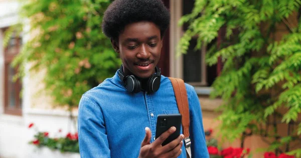 Stylový Afroameričan Brunetkou Vlasy Pomocí Svého Smartphonu Pro Videohovor Při — Stock fotografie