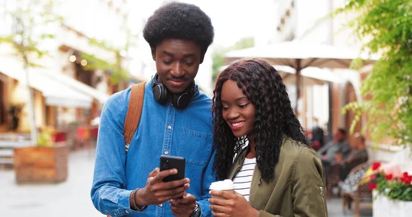 Snygg Afroamerikansk Man Och Hans Flickvän Använder Sin Smartphone När — Stockfoto