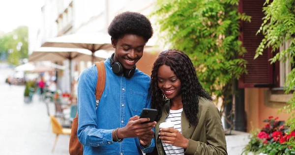 Snygg Afroamerikansk Man Och Hans Flickvän Använder Sin Smartphone När — Stockfoto