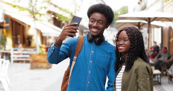 Gran Selfie Retrato Pareja Afroamericana Enamorada Haciendo Selfie Teléfono Inteligente — Foto de Stock