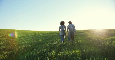 - Selam. Çifte tarımcı ve laboratuvar asistanının çiftlikte çalışırken birbirleriyle sohbet ederken çekilmiş bir portresi. Tarım kavramı