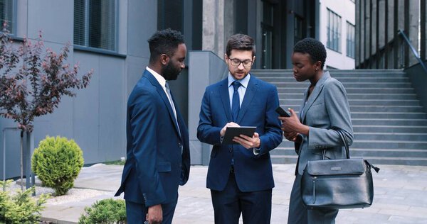 Серьезный профессиональный консультант-мужчина консультирует клиентов или коллег, разговаривает и ведет деловые переговоры или делает предложение.