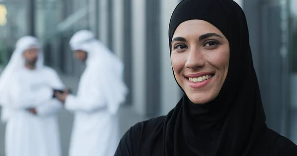 Vita in su ritratto vista della felice donna d'affari indossa sciarpa testa in piedi per strada durante la pausa cena e sorridente vicino al suo centro ufficio. Concetto uomini d'affari — Foto Stock