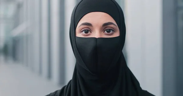 Waist up portrait view of the happy businesswoman wearing head scarf and protective mask standing at the street at the dinner break and smiling near her office center. Coronavirus pandemic concept — Stock Photo, Image