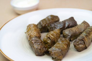 Dolma (tolma, sarma) - pirinç ve etle doldurulmuş üzüm yaprakları. Geleneksel Kafkas, Akdeniz, Türk ve Yunan mutfağı