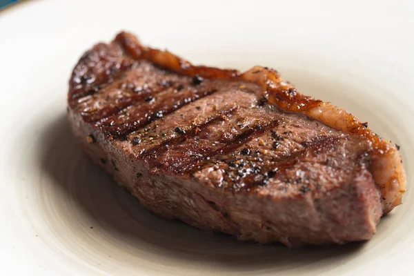 Vers Gegrild Vlees Steaks Met Specerijen Witte Plaat Blauwe Houten — Stockfoto