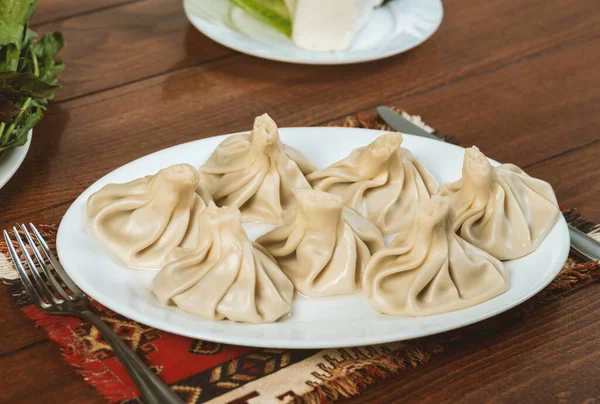 Khinkali Georgische Knoedels Met Vlees Kaas Peterselie Een Wit Bord — Stockfoto