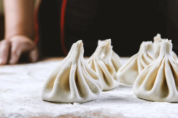 Chef Kok Maakt Khinkali Houten Tafel Procesbereiding Georgische Maaltijd Voedselconcept — Stockfoto