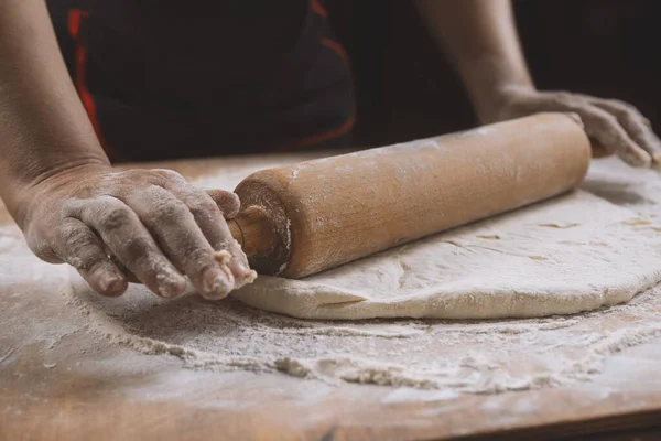 Kuchař Válí Těsto Válečkem Stole Ruce Detailní Vaření Těstoviny Chléb — Stock fotografie