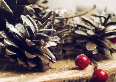 Mum ve incik boncuklu Noel arkaplanı. Kış kompozisyonu. Noel konsepti