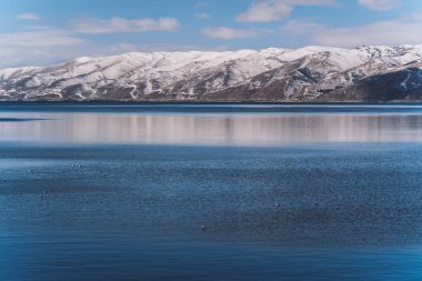 Dağ Gölü Bölgesi kar manzarası. Göl manzarası ve karlı dağlar. Ermenistan, Sevan Gölü
