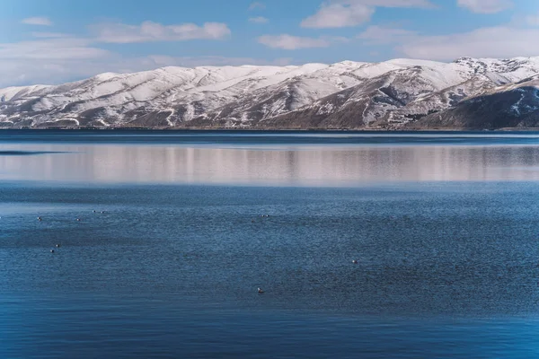 Mountain Lake District Snö Landskap Vacker Utsikt Över Sjön Och — Stockfoto