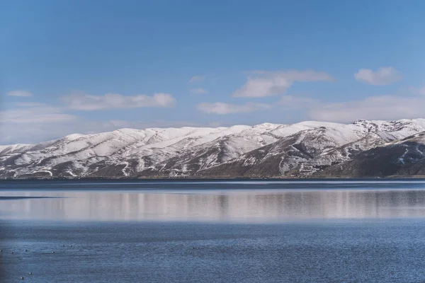 Krásný Výhled Jezero Hory Sněhem Arménie Sevanské Jezero — Stock fotografie