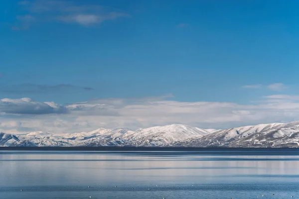 Dağ Gölü Bölgesi kar manzarası. Göl manzarası ve karlı dağlar. Ermenistan, Sevan Gölü