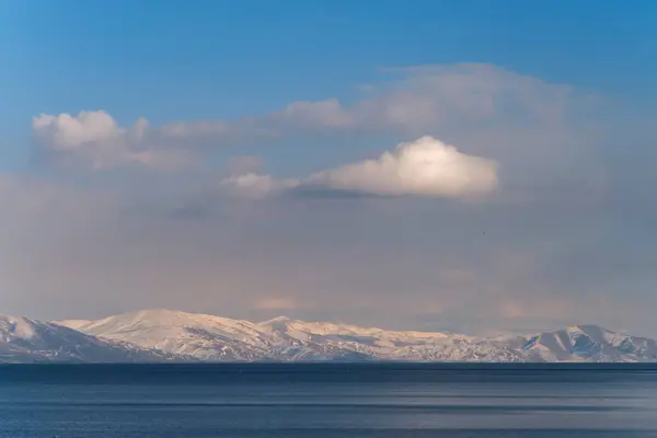 Mountain Lake District Sněhová Krajina Krásný Výhled Jezero Hory Sněhem — Stock fotografie