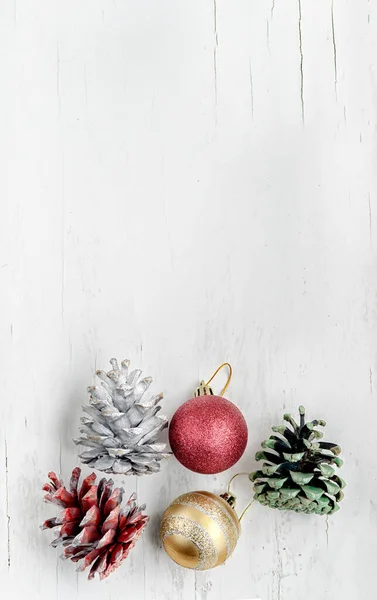 Decoração Natal Com Bolas Cone Fundo Branco — Fotografia de Stock