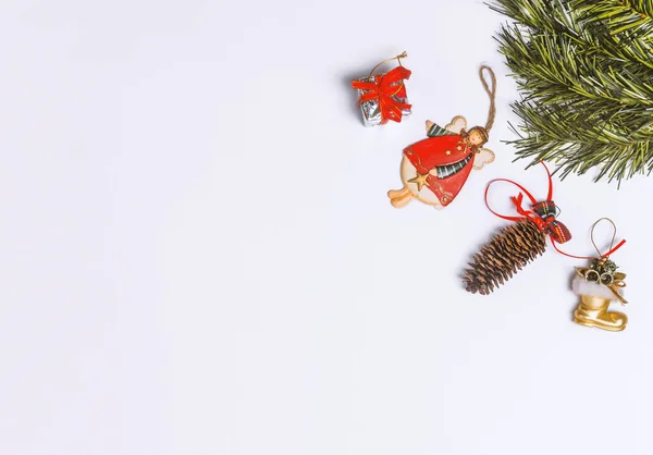 テキストのコピースペース付きの白い背景に雪のフレークで飾られたクリスマスフレーム トップ表示 — ストック写真
