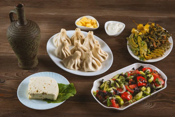 Georgische Küche Lebensmittel Aus Chinkali Wein Käse Essiggurken Und Salat — Stockfoto