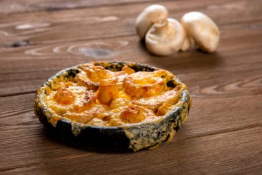 Julienne, tahta bir masada peynir ve şampiyonlarla. Ev yapımı yemek. Sağlıklı beslenme.